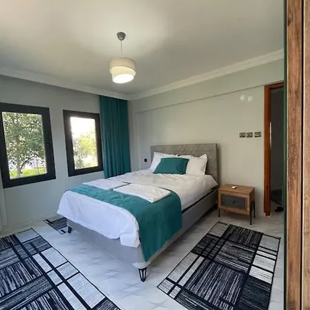 Flat With Garden On Center *