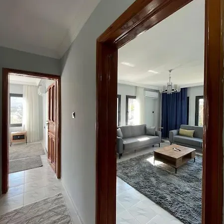 דירה Flat With Garden On Center