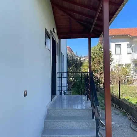 Flat With Garden On Center *